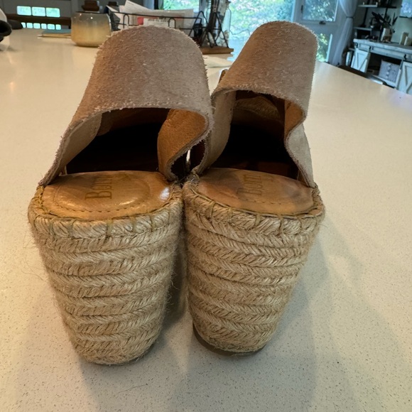 Born drilles size 9, closed toe suede espridrilles. - Picture 2 of 7